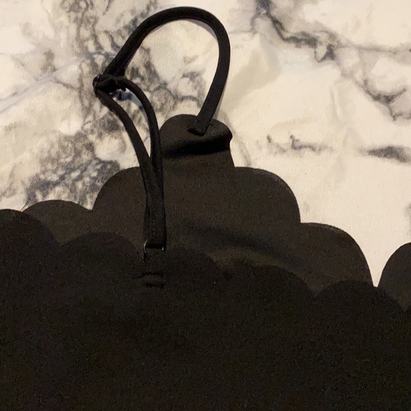 NWT shein black scalloped crop top - Picture 4 of 7